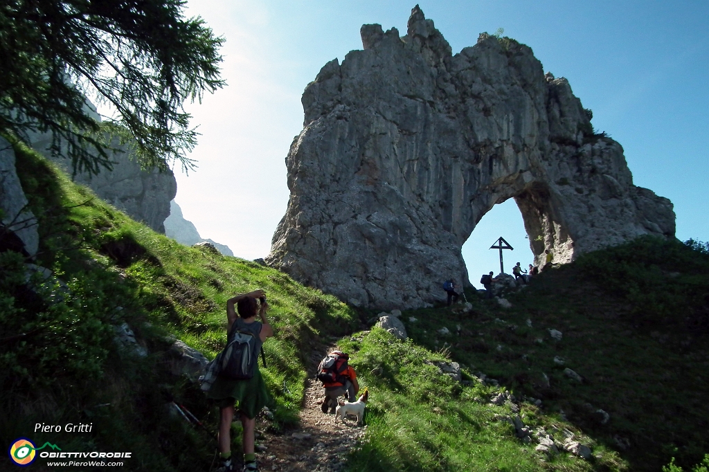 15 in un arco-porta naturale....JPG